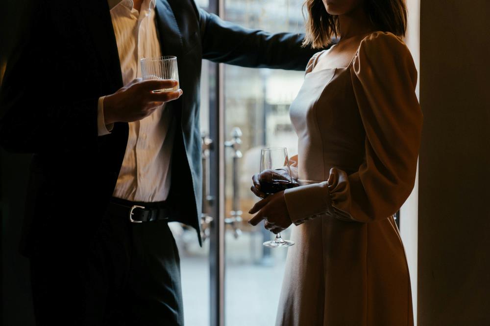 A couple with drinks in their hands