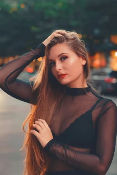 What to Talk About on a First Date with an Escort?